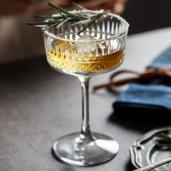 European-style carved wide-mouth champagne glass Martini home dessert wine cocktail